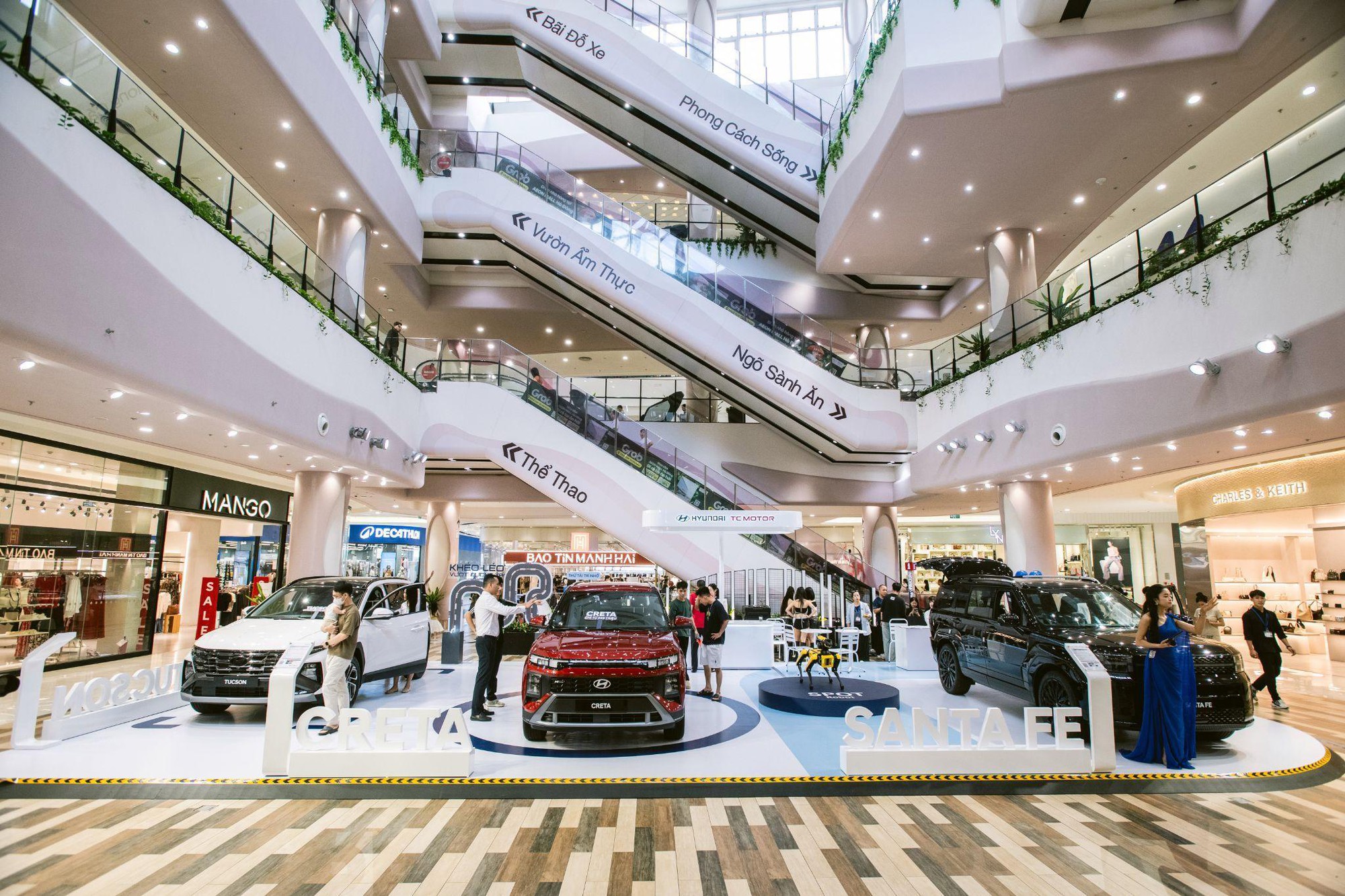 Robot Spot trình diễn khả năng tương tác thực tế thu hút sự chú ý của giới công nghệ- Ảnh 3. Khách tham quan trải nghiệm các mẫu xe mới