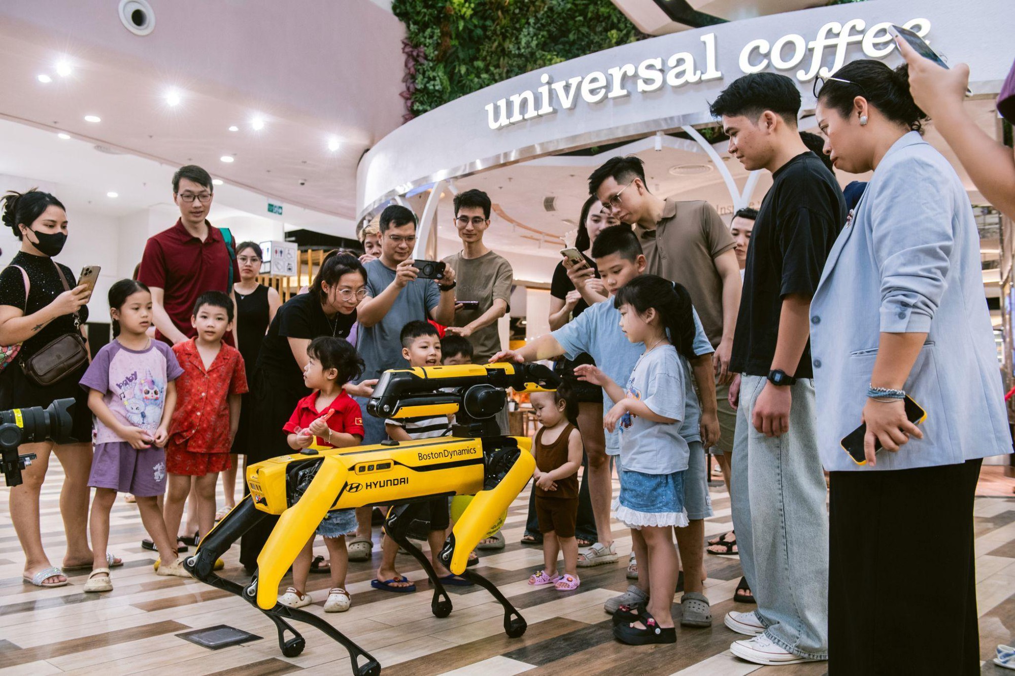 Robot Spot trình diễn khả năng tương tác thực tế thu hút sự chú ý của giới công nghệ- Ảnh 2. Khách tham quan check-in cùng Robot Spot